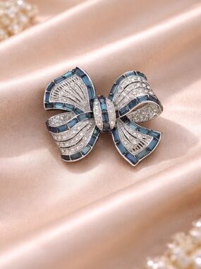 Vintage-Inspired Crystal Bow Brooch | Elegant Blue Rhinestone Pin